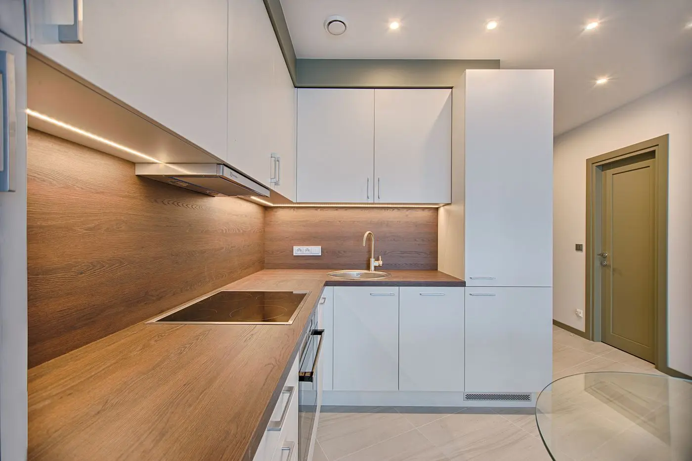 Cuisine ouverte contemporaine après rénovation