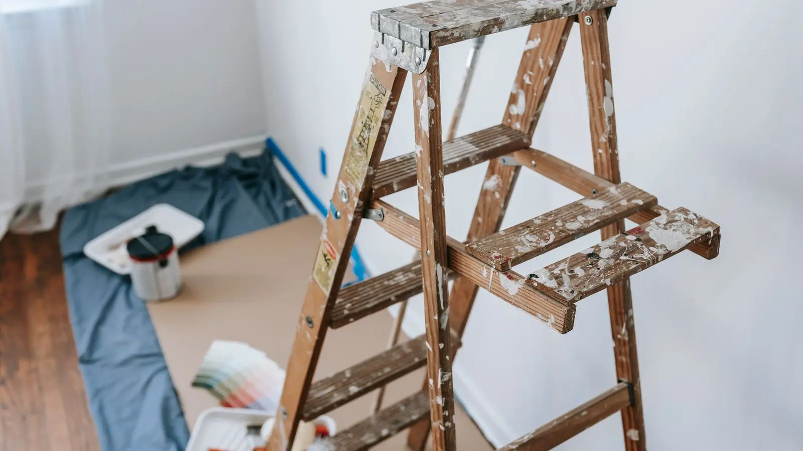 Pièce en travaux avec bâches de protection au sol