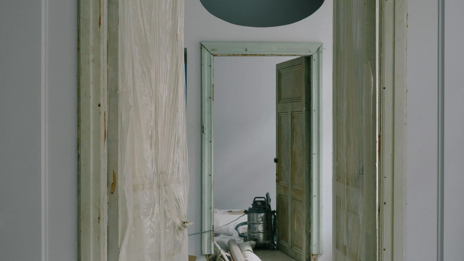 Couloir en cours de rénovation avec protections au sol