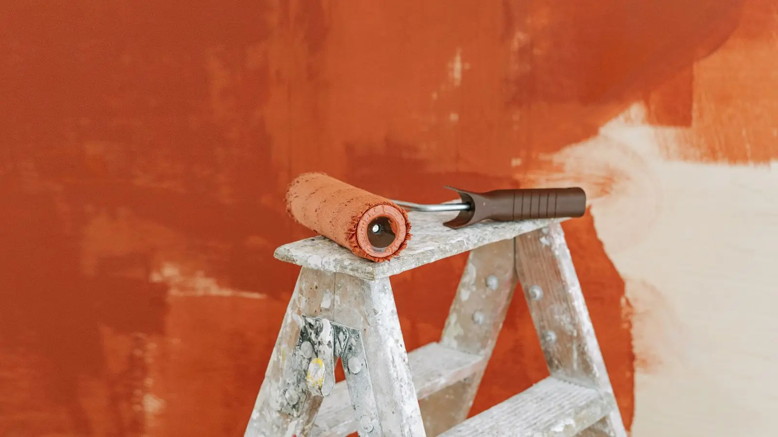Mur enduit dans une teinte chaude avec escabeau de chantier