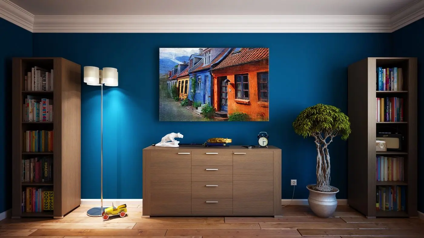 Pièce avec mur peint en couleur soutenue et rangements