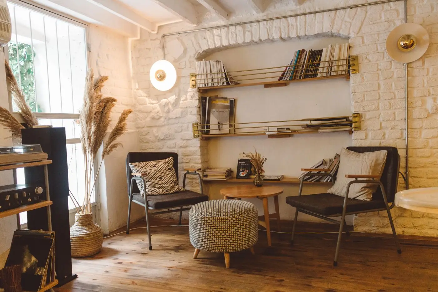 Séjour rénové avec mur texturé et éclairage chaud