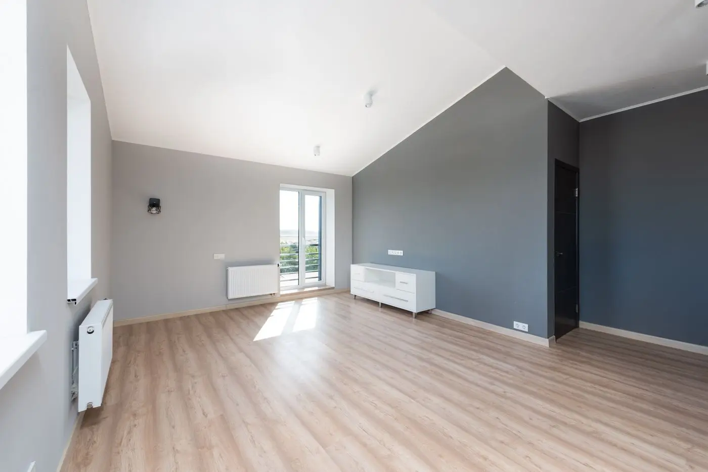 Pièce rénovée avec sol clair et murs peints